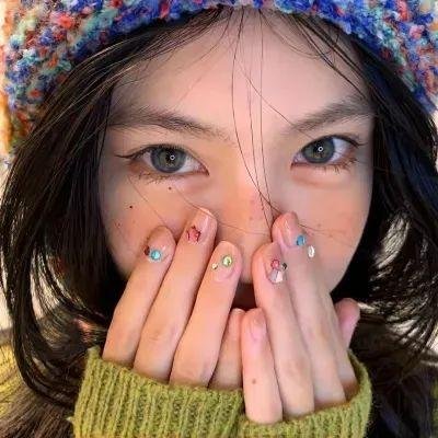 随盲柳入眠的女人